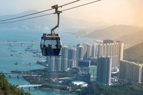 Ngong Ping Felvonó Turisták Kikötő Hegyekre Városi Háttér Tian Tan — Stock Fotó