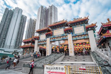 Sik Sik Yuen Wong Tai Sin Temple olduğunu ev sahipliği üç dinin: Budizm, Konfüçyüsçülük ve Taoizm. işareti ve popüler turistik Hong Kong için; Hong Kong, Çin, 18 Aralık 2018
