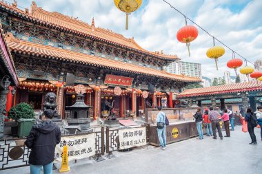Sik Sik Yuen Wong Tai Sin Temple olduğunu ev sahipliği üç dinin: Budizm, Konfüçyüsçülük ve Taoizm. işareti ve popüler turistik Hong Kong için; Hong Kong, Çin, 18 Aralık 2018