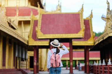 Backpacker şapkalı, Mandalay sarayda ayakta Asya seyahat seyahat son Birmanya monarşinin son Kraliyet Sarayı kadındır. işareti ve popüler turistik Myanmar için