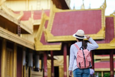 Backpacker şapkalı, Mandalay sarayda ayakta Asya seyahat seyahat son Birmanya monarşinin son Kraliyet Sarayı kadındır. işareti ve popüler turistik Myanmar için
