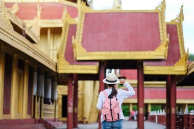 Backpacker şapkalı, Mandalay sarayda ayakta Asya seyahat seyahat son Birmanya monarşinin son Kraliyet Sarayı kadındır. işareti ve popüler turistik Myanmar için