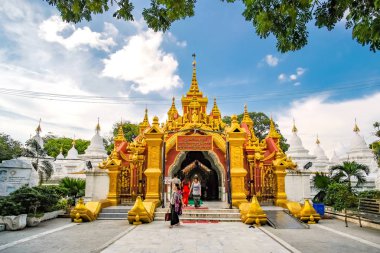 Kuthodaw Pagoda tapınak Mandalay, Myanmar içinde yer alan bir Budist stupa dünyanın en büyük kitap içerir ve Kral Mindon döneminde inşa edilmiştir. işareti ve popüler turistik mekanlar için