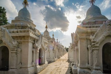 Kuthodaw Pagoda tapınak Mandalay, Myanmar içinde yer alan bir Budist stupa dünyanın en büyük kitap içerir ve Kral Mindon döneminde inşa edilmiştir. işareti ve popüler turistik mekanlar için