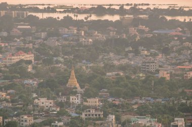 Mandalay şehir Irrawaddy Mandalay tepeye batımında nehir ve dağ kökenli ile. işareti ve popüler turistik Myanmar için