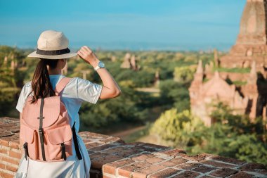 Genç kadın Backpacker şapka, Pagoda üzerinde duran ve güzel antik tapınak, işareti ve popüler turistik Bagan, Myanmar için arıyorsunuz Asya seyahat ile seyahat. Asya seyahat kavramı