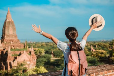 Genç kadın Backpacker şapka, Pagoda üzerinde duran ve güzel antik tapınak, işareti ve popüler turistik Bagan, Myanmar için arıyorsunuz Asya seyahat ile seyahat. Asya seyahat kavramı