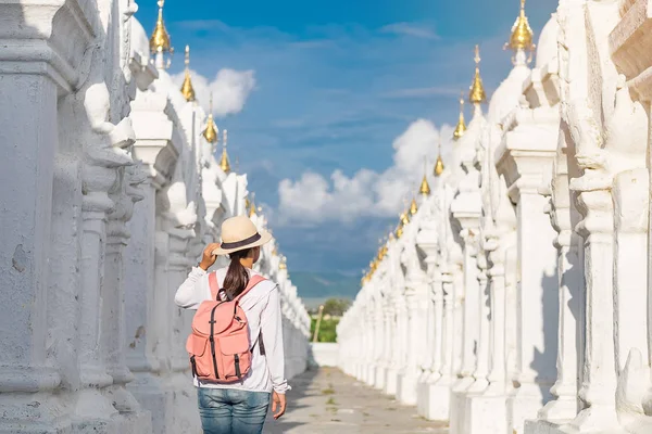 Mulher Viajando Mochileiro Com Chapéu Viajante Asiático Olhando Para Pagode — Fotografia de Stock