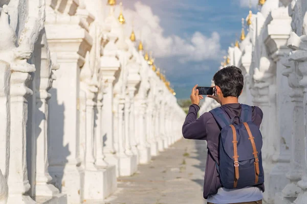 Homme Voyageant Avec Sac Voyageur Asiatique Prenant Une Photo Par — Photo