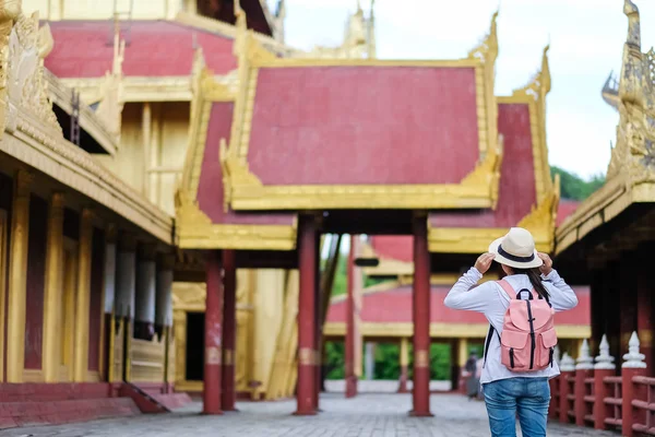 Mulher Viajando Mochileiro Com Chapéu Viajante Asiático Palácio Mandalay Último — Fotografia de Stock