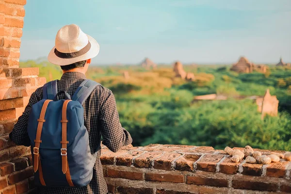 Νεαρός Ταξιδεύουν Backpacker Καπέλο Ασιατικές Ταξιδιώτη Στέκεται Στην Παγόδα Και — Φωτογραφία Αρχείου