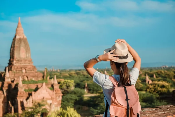 Mujer Joven Viajando Mochilero Con Sombrero Viajero Asiático Pie Pagoda —  Fotos de Stock