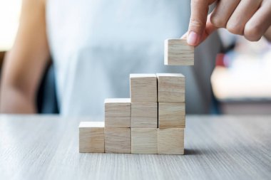 Yerleştirme veya ahşap blok binaya çekerek işkadını el. İş planlama, Risk Yönetimi, çözüm ve strateji kavramları