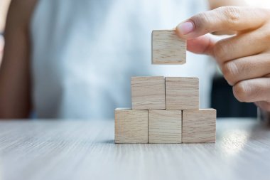 Yerleştirme veya ahşap blok binaya çekerek işkadını el. İş planlama, Risk Yönetimi, çözüm ve strateji kavramları