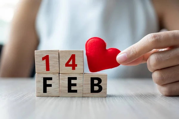 Mujer Sosteniendo Corazón Rojo Decoración Iwith Cubo Madera Sobre Fondo — Foto de Stock