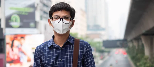 Joven Hombre Asiático Con Máscara Respiratoria N95 Proteger Filtrar Pm2 — Foto de Stock
