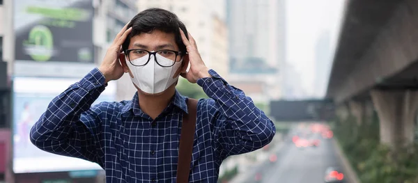 Junger Asiatischer Mann Mit Atemschutzmaske N95 Schützt Und Filtert Pm2 — Stockfoto