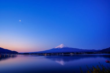 Fuji Dağı Gölü kawaguchiko, Yamanashi, Japan sabah gündoğumu şapkalı kar ile yansımasıdır. işareti ve popüler turistik mekanlar için