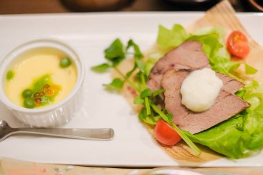 Japon yemek takımı ve meze geleneksel ryokan resort Kawaguchiko Gölü, Yamanashi, Japonya ahşap tablo