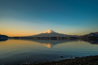 Fuji Dağı Gölü kawaguchiko, Yamanashi, Japan sabah gündoğumu şapkalı kar ile yansımasıdır. işareti ve popüler turistik mekanlar için
