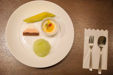 tatlı; yeşil çay icecrem, çikolata ve meyve geleneksel ryokan resort Kawaguchiko Gölü, Yamanashi, Japonya ahşap tablo