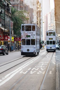 yoğun bir cadde içinde Sheung Wan Bölgesi Hong Kong Adası, Hk sembolü beyaz renk çift katlı alçak taban tramvaya; Hong Kong, Çin, 16 Aralık 2018