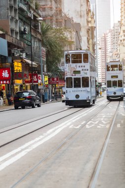 yoğun bir cadde içinde Sheung Wan Bölgesi Hong Kong Adası, Hk sembolü beyaz renk çift katlı alçak taban tramvaya; Hong Kong, Çin, 16 Aralık 2018