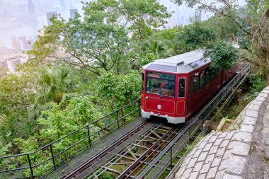 Victoria Peak Tramvay ve Hong Kong şehir manzarası arka plan kimliği belirsiz kişiler. Simgesel Yapı ve hedef Hk turistik merkezleri için