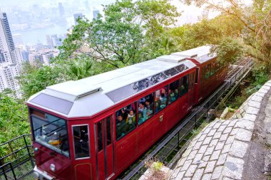 Victoria Peak Tramvay ve Hong Kong şehir manzarası arka plan kimliği belirsiz kişiler. Simgesel Yapı ve hedef Hk turistik merkezleri için