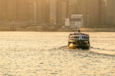 yeşil yolcu feribot victoria Harbour cityscape arka planı morining gündoğumu, Kowloon ve Hong Kong Adası arasında Hizmetleri ile