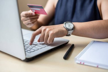 Kredi kartı tutan ve siparişleri Internet üzerinden yaparken online alışveriş için smartphone kullanarak bir işkadını. iş, teknoloji, e-ticaret ve online ödeme kavramı