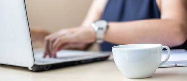 Pazarlama planı sabah dizüstü bilgisayar analizi ile genç iş kadını ile beyaz kahve fincan kadar yakın. İş, finans ve yaşam tarzı kavramları