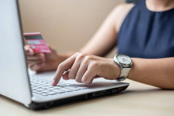 Affärskvinna Holding Kreditkort För Online Shopping Medan Göra Beställningar Internet — Stockfoto