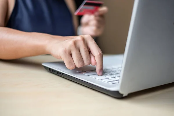 Affärskvinna Holding Kreditkort För Online Shopping Medan Göra Beställningar Internet — Stockfoto