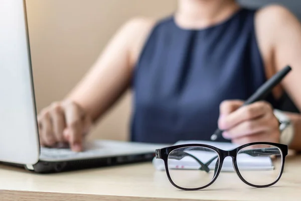 Cierre Las Gafas Con Businesswoman Utilizando Fondo Del Plan Marketing —  Fotos de Stock