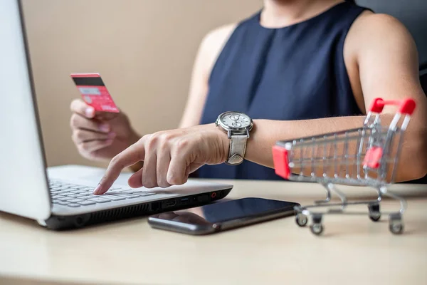 Asiatisk Kvinna Hålla Kreditkort Och Använder Laptop För Online Shopping — Stockfoto