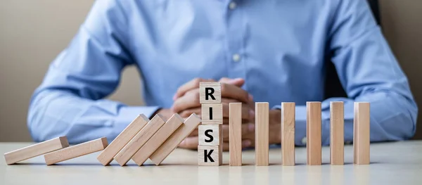 Ahşap Bloklar Veya Domino Ile Adamı Risk Yönetimi Çözüm Sigorta — Stok fotoğraf