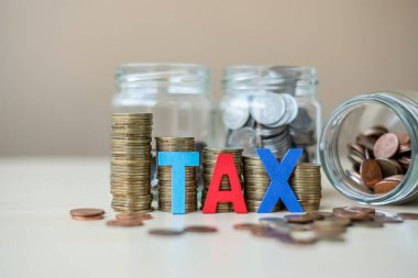 Metin ile altın sikke büyüyen para merdiven veya yığın ve Cam Kavanoz ahşap masa üzerinde vergi. İşletme, yatırım, emeklilik planlama, finans ve gelecek kavramlar için kaydetme