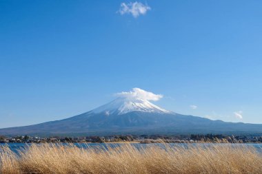 Güzel Mount Fuji ile kaplama ve mavi gökyüzü göl kawaguchiko, Japonya, kar. işareti ve popüler turistik mekanlar için