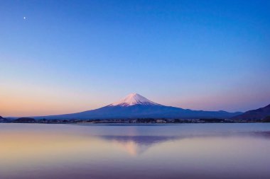Şapkalı kar ile Fuji Dağı ve Gölü kawaguchiko, Yamanashi, Japan gündoğumu sabah aya yansımasıdır. işareti ve popüler turistik mekanlar için