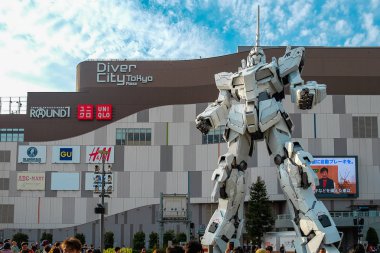 Mobile Suit Gundam Unicorn ayakta dalgıç City Tokyo bina, Japonya işareti ve popüler turistik Plaza önünde. Odaiba Tokyo, Japonya, 07 Nisan 2018