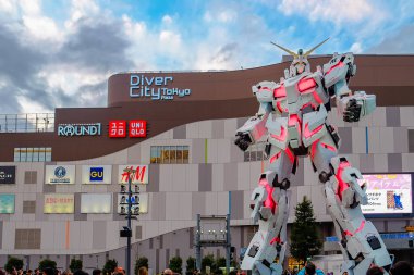 Mobile Suit Gundam Unicorn ayakta dalgıç City Tokyo bina, Japonya işareti ve popüler turistik Plaza önünde. Odaiba Tokyo, Japonya, 07 Nisan 2018
