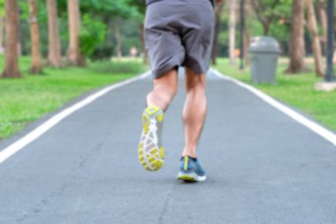 Koşu ayakkabıları park açık, erkek r adamla genç atlet