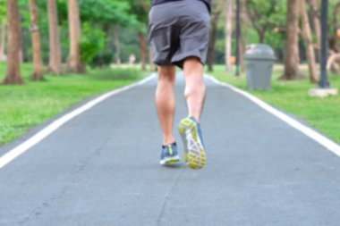 Koşu ayakkabıları park açık, erkek r adamla genç atlet