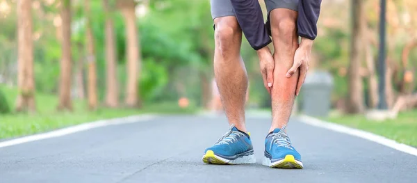 Mladí fitness muž, který držel jeho sportovní zranění nohy. bolestivé svaly — Stock fotografie