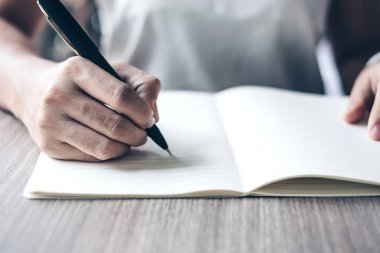 İşkadını üstünde defter ofis, kadın holdi el yazma