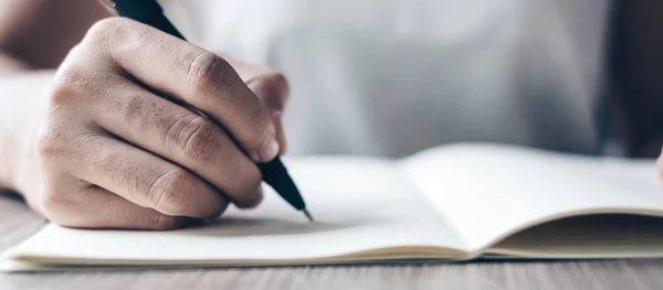 Empresária escrevendo no caderno no escritório, mão de mulher holdi — Fotografia de Stock