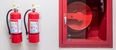 Arka planda yangın söndürme sistemi var. Güçlü bir şekilde ortaya çıkıyor.