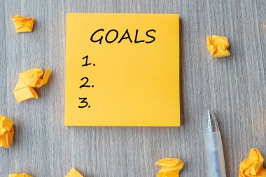 Kalem tutan işadamı ile sarı nota hedef kelime ve crumbl