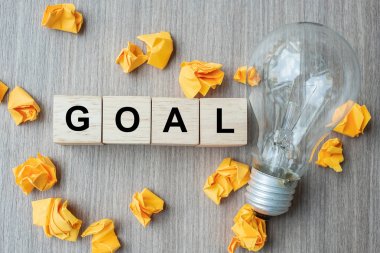 Ahşap üzerine ampul ile Hedef metin ahşap küp ve ufalanmış kağıt 